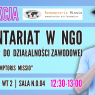 Plakat prelekcji Fundacji Redemptoris Missio pt. „Wolontariat w NGO jako wstęp do działalności zawodowej”, zapowiadający spotkanie 12 maja 2026 w sali WT 2; po prawej stronie widnieje uśmiechnięty mężczyzna w birecie z mikrofonem.