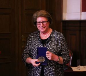 Prof. Hanna Suchocka z medalem Homini Vere Academico