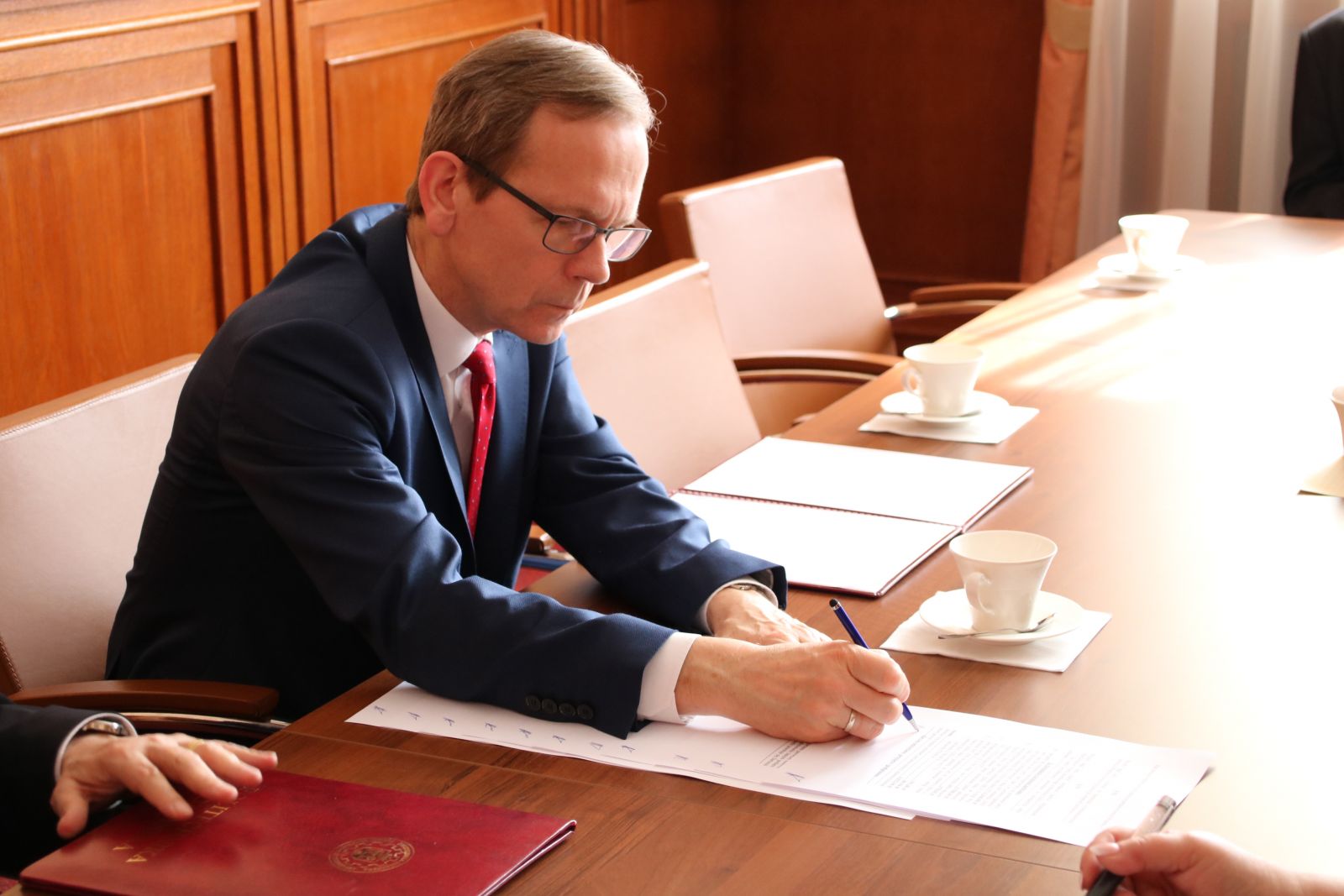 Podpisywanie umowy - Rektor UEP