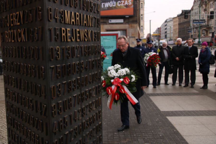 Uroczyste złożenie kwiatów pod pomnikiem poznańskich kryptologów na ul. Św. Marcin