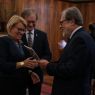 Prorektor prof. Bogumiła Kaniewska odbiera gratulacje od Rektora UAM, prof. Andrzeja Lesickiego oraz prorektora prof. Tadeusza Wallasa
