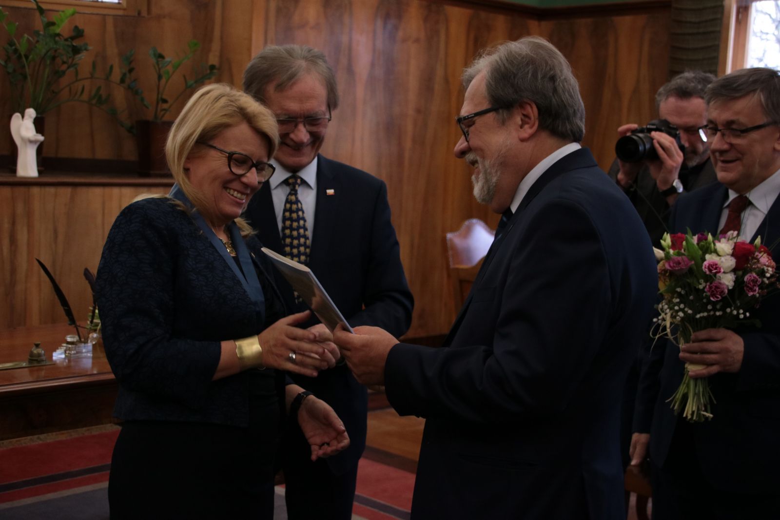 Prorektor prof. Bogumiła Kaniewska odbiera gratulacje od Rektora UAM, prof. Andrzeja Lesickiego oraz prorektora prof. Tadeusza Wallasa