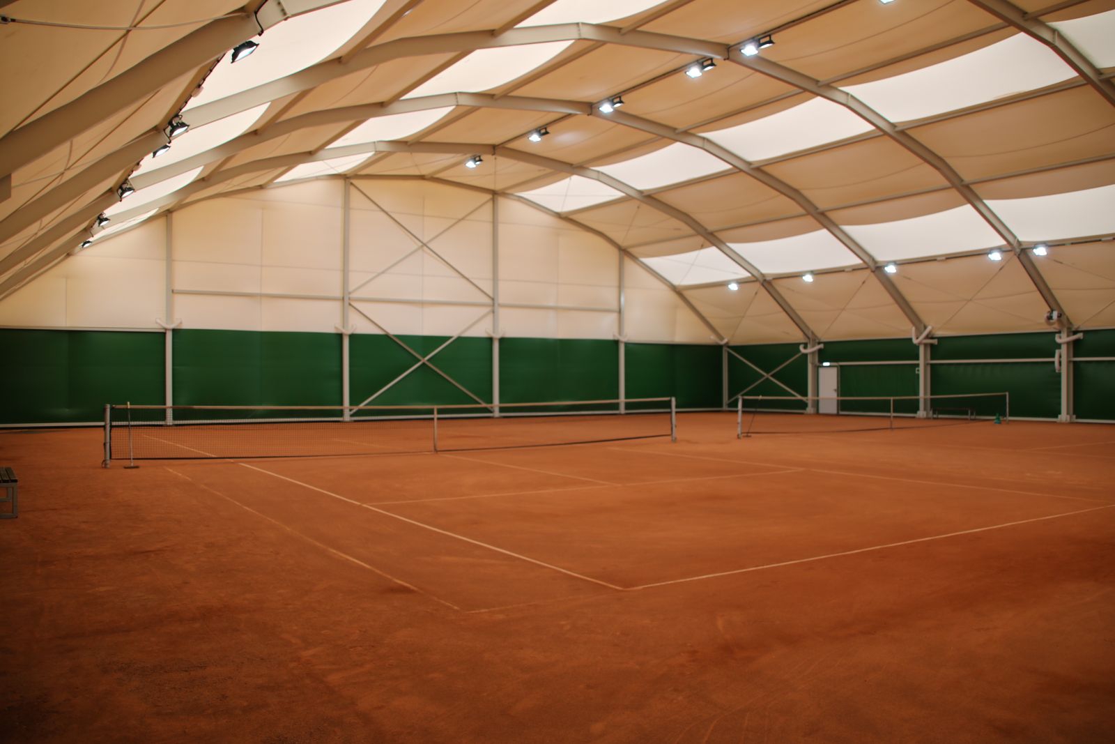 Wnętrze kortu tenisowego na Morasku