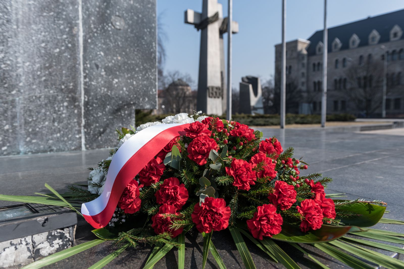 Kwiaty pod pomnikiem Adama Mickiewicza