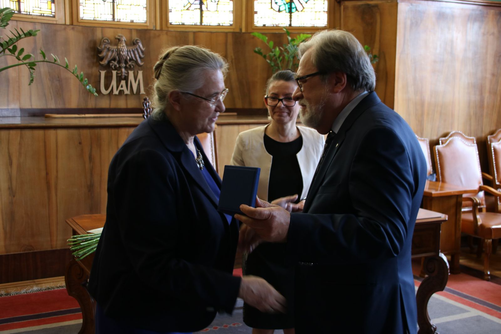Profesor Hanna Kóčka-Krenz odbiera medal z rąk Rektora UAM, profesora Andrzeja Lesickiego