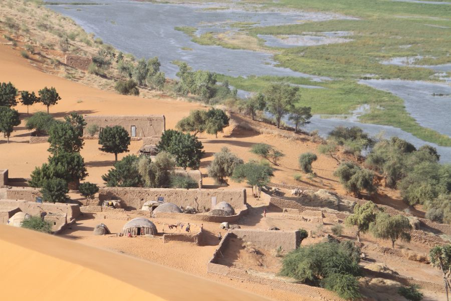 Miasto nad rzeką Niger.