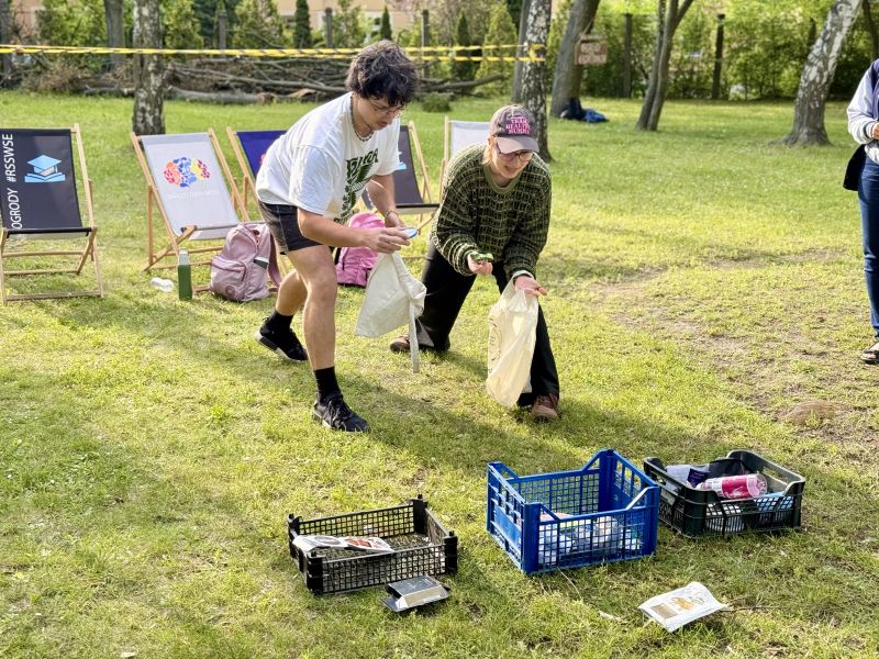 Uczestnicy otwarcia ogrodu, podczas warsztatów z segregacji odpadów.