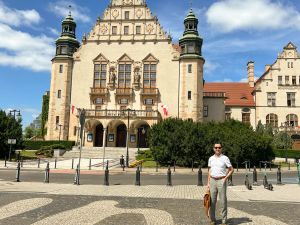 Prof. Francisco Orellana in front of the main building of Adam Mickiewicz University in Poznań