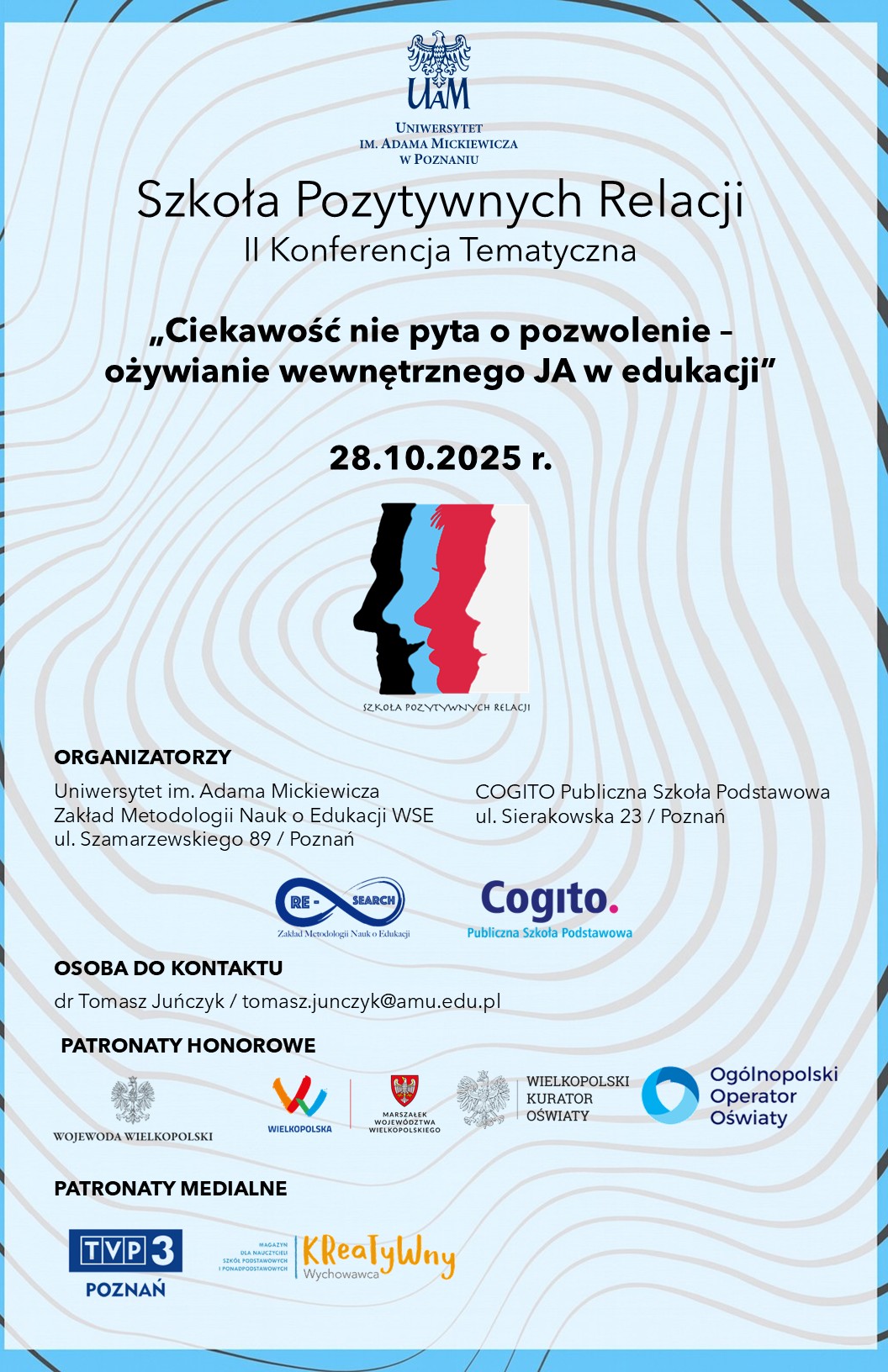 Plakat II Konferencji Tematycznej „Szkoła Pozytywnych Relacji” organizowanej przez Uniwersytet im. Adama Mickiewicza w Poznaniu. Tytuł konferencji: „Ciekawość nie pyta o pozwolenie – ożywianie wewnętrznego JA w edukacji”. Termin: 28.10.2025 r. Na środku kolorowa grafika z trzema profilami twarzy. Na dole logotypy organizatorów, patronów honorowych (m.in. Wojewoda Wielkopolski, Marszałek Województwa Wielkopolskiego, Wielkopolski Kurator Oświaty, Ogólnopolski Operator Oświaty) oraz patronów medialnych (TVP3 Poznań, magazyn Kreatywny Wychowawca). W tle wzór przypominający linie papilarne.