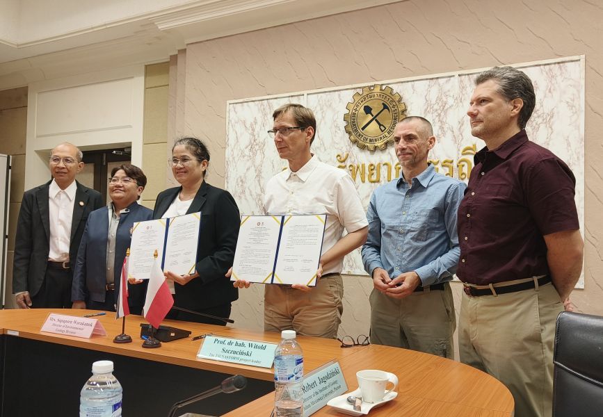 Official meeting between the representatives of the AMU Institute of Geology and the Department of Mineral Resources in Thailand