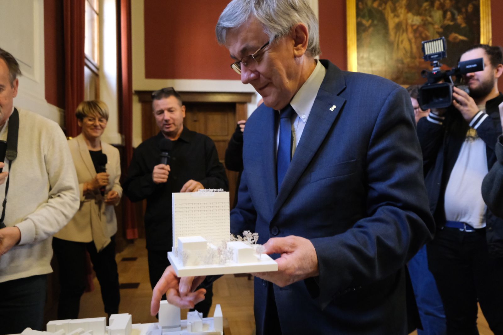 Prof. Tadeusz Wallas umieszcza na makiecie DS Jowita