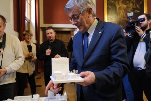 Prof. Tadeusz Wallas umieszcza na makiecie DS Jowita