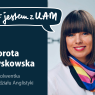Portret Doroty Zyskowskiej na grafice promocyjnej UAM. Po lewej stronie na granatowym tle widnieje napis w dymku „# jestem z UAM”, poniżej imię i nazwisko oraz informacja: „Absolwentka Wydziału Anglistyki”. Po prawej stronie zdjęcie Doroty Zyskowskiej.