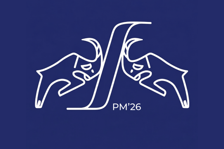 Granatowa plansza z białym, linearnym logo PM’26 przedstawiającym dwa stylizowane baranie profile po obu stronach ozdobnej litery.