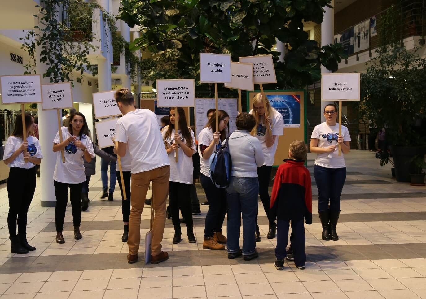 Studenci pomagający w sprawnym przeprowadzeniu imprezy
