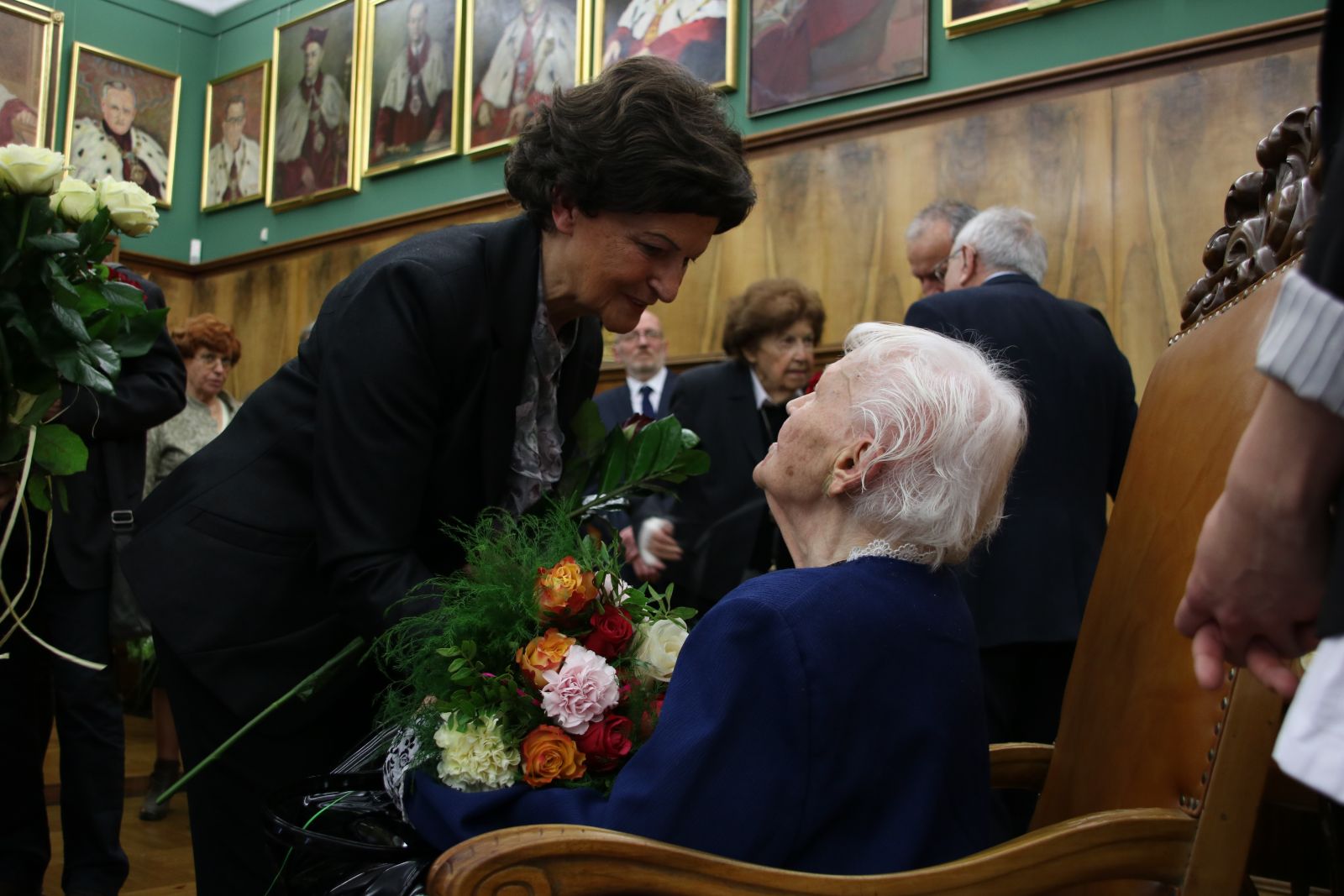 Pani profesor Krystyna Daszkiewicz odbiera gratulacje