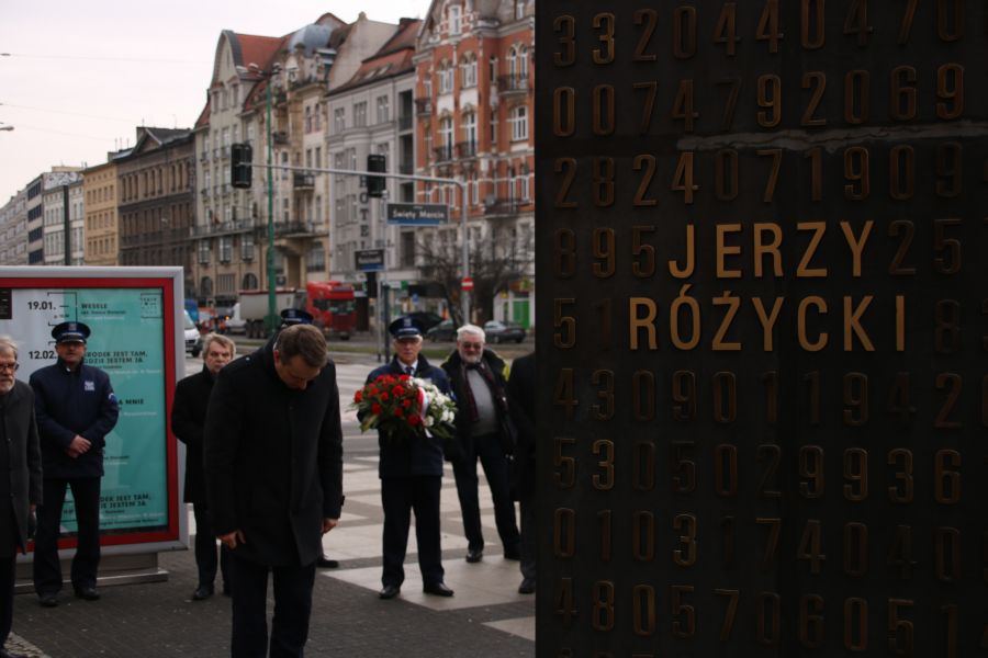 Złożenie kwiatów pod pomnikiem poznańskich kryptologów