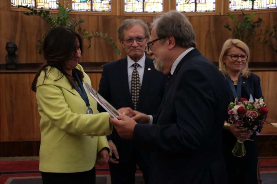 Prorektor prof. Beata Mikołajczyk odbiera gratulacje od Rektora UAM, prof. Andrzeja Lesickiego