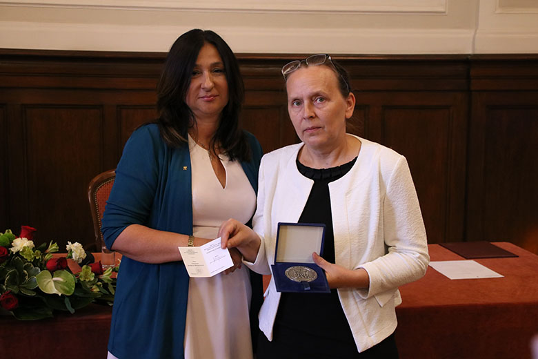 Prorektor UAM prof. Beata Mikołajczyk wraz z żoną uhonorowanego prof. Mikołajewicza, panią Beatą Mikołajewicz