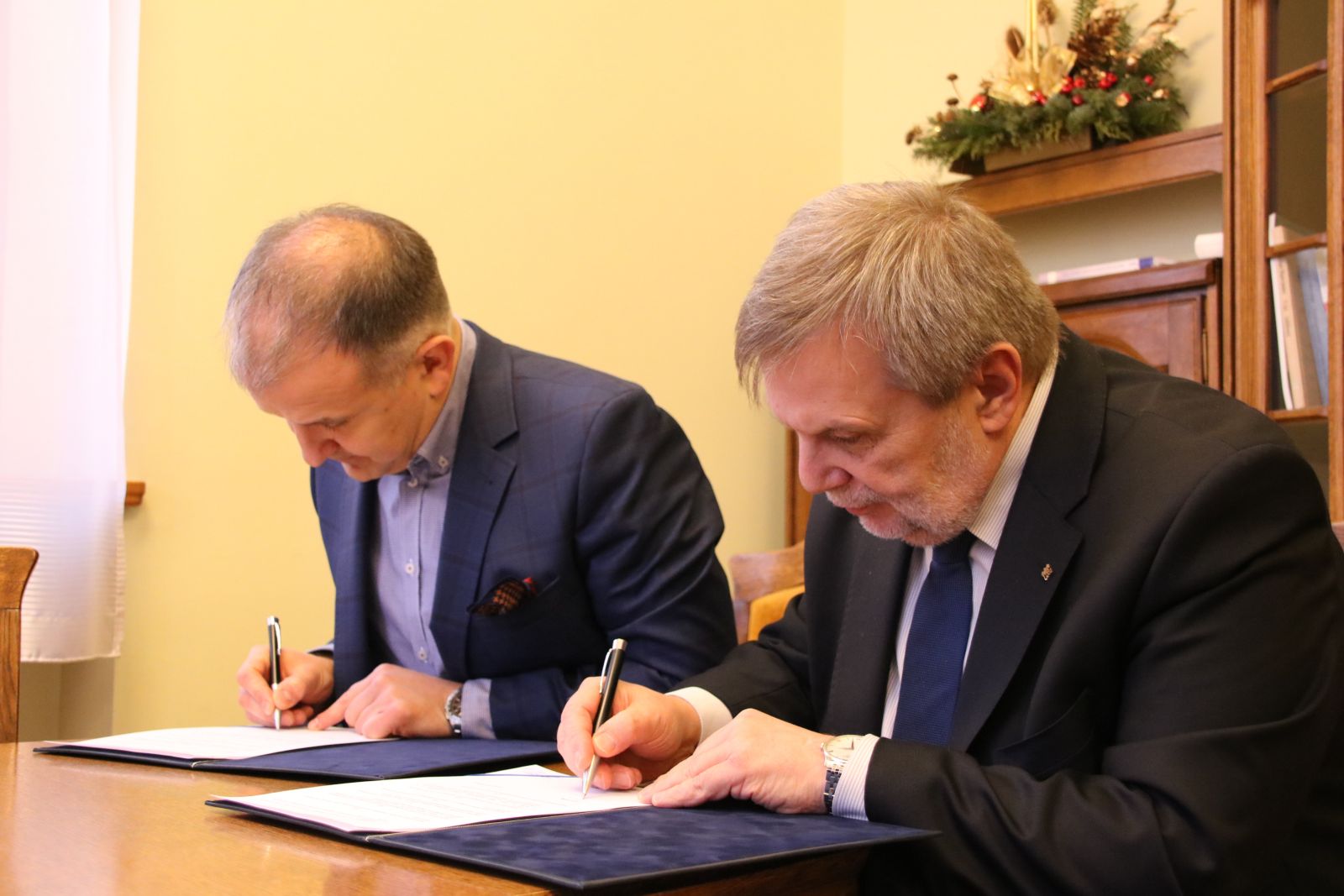 Umowę o współpracy pomiędzy Uniwersytetem a firmą Komputronik Biznes Sp. z o.o. podpisali prof. Marek Nawrocki oraz pan Sebastian Pawłowski