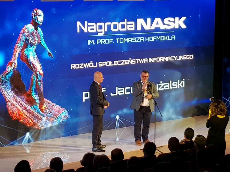 Prof. Pyżalski z UAM odbiera nagrodę podczas gali 25-lecia NASK