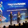 Prof. Pyżalski z UAM odbiera nagrodę podczas gali 25-lecia NASK