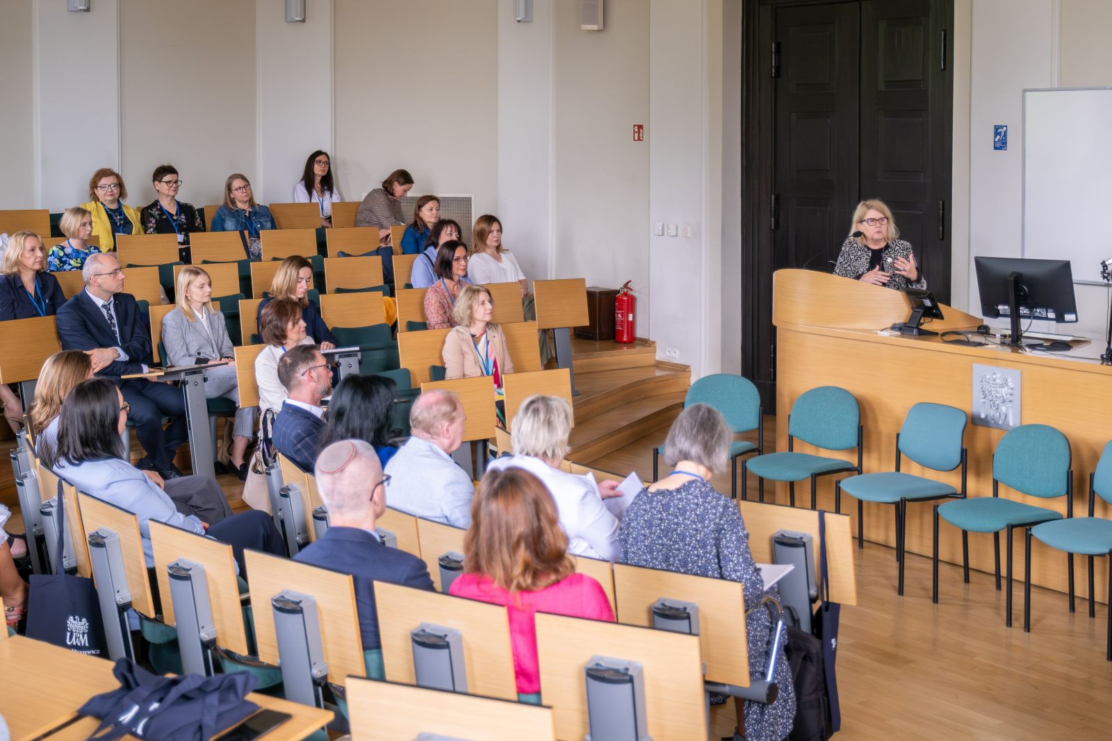 Grupa uczestników konferencji w sali wykładowej. Przemawia JMR prof. Bogumiła Kaniewska.