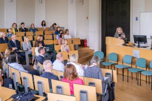 Grupa uczestników konferencji w sali wykładowej. Przemawia JMR prof. Bogumiła Kaniewska.