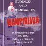 Grafika promująca studencką akcję krwiodawstwa „Wampiriada”. Na fioletowym tle widoczny jest zarys Zamku Cesarskiego w Poznaniu, nad którym unoszą się nietoperze i pełnia księżyca. Na górze znajduje się napis: „STUDENCKA AKCJA KRWIODAWSTWA”. Poniżej dużymi czerwonymi literami: „WAMPRIADA” oraz mniejszymi „studenckie honorowe krwiodawstwo”. Na dole informacja o terminie i miejscu: „13–14 października 2025, godz. 8:00–13:00, Parking pod CK ZAMEK, ul. Święty Marcin 80”. Na dole grafiki znajdują się logotypy organizatorów i partnerów wydarzenia.