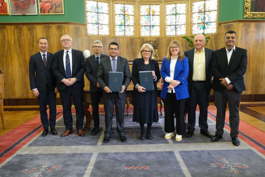 signing ceremony of cooperation agreement between AMU and Universidad Estatal Amazónica