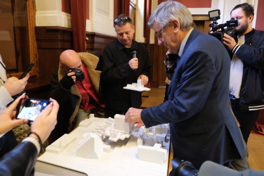 Prof. Tadeusz Wallas umieszcza na makiecie DS Jowita