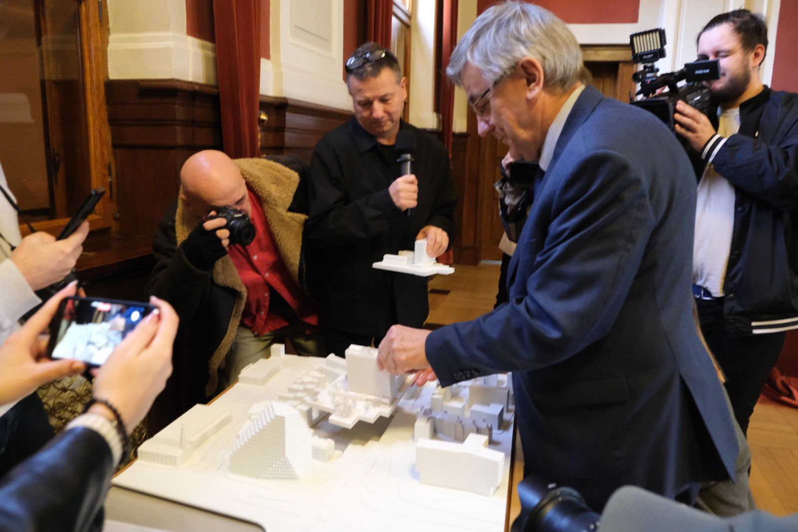 Prof. Tadeusz Wallas umieszcza na makiecie DS Jowita