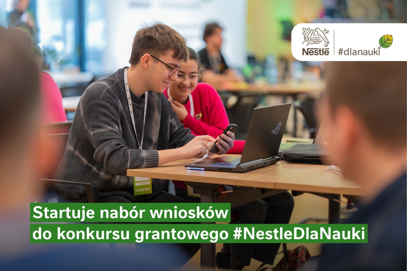 Młodzi uczestnicy pracujący przy stole z laptopem i smartfonem podczas warsztatów; grafika informująca o starcie naboru wniosków do konkursu grantowego #NestleDlaNauki.