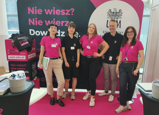 Studenci na stoisku podczas targów edukacyjnych