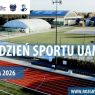 Grafika promująca Dzień Sportu UAM. Na zdjęciu widać kompleks sportowy Uniwersytetu im. Adama Mickiewicza w Poznaniu – bieżnia lekkoatletyczna, boiska oraz hale sportowe. Na grafice widnieje napis: „Dzień Sportu UAM, 6 maja 2026