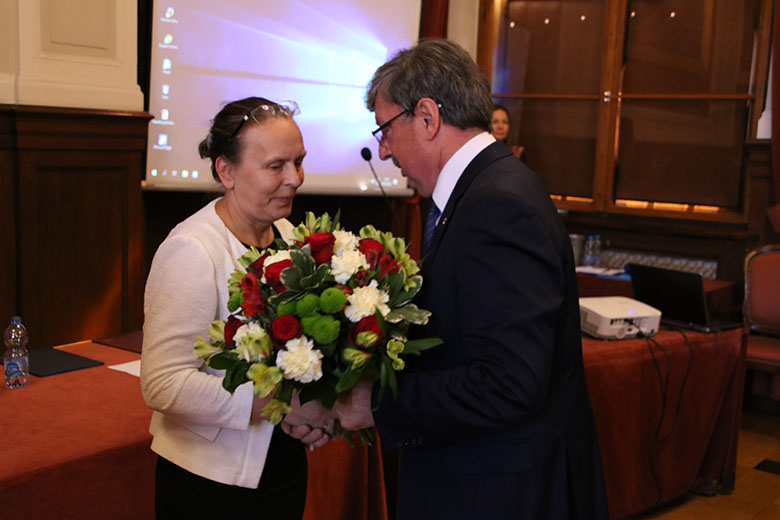 Medal odebrała żona profesora Mikołajewicza, pani Beata Mikołajewicz