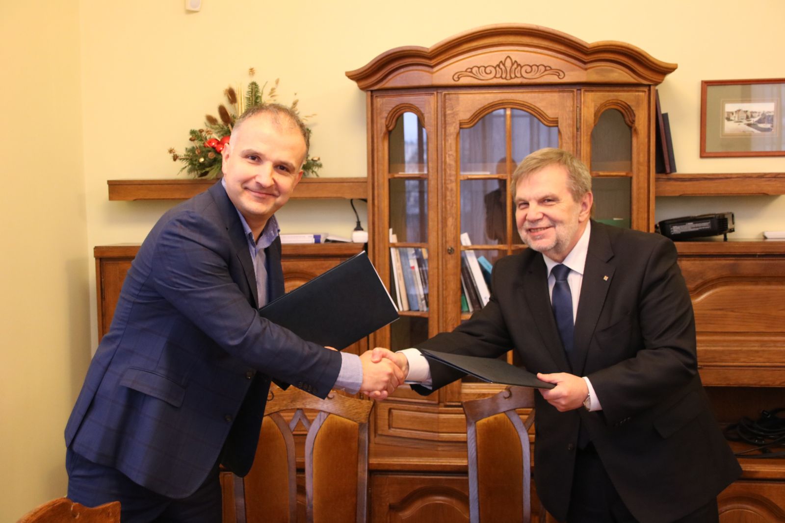 Pan Sebastian Pawłowski oraz prof. Marek Nawrocki po podpisaniu umowy