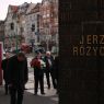 Złożenie kwiatów pod pomnikiem poznańskich kryptologów