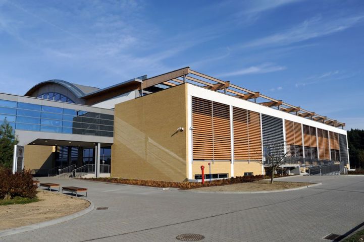 Hala Sportowa UAM przy ul. Zagajnikowej 9. Widok z zewnątrz.