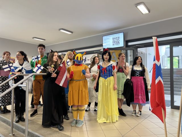 Grupa przebranych uczestników Dnia Różnorodności Kulturowej