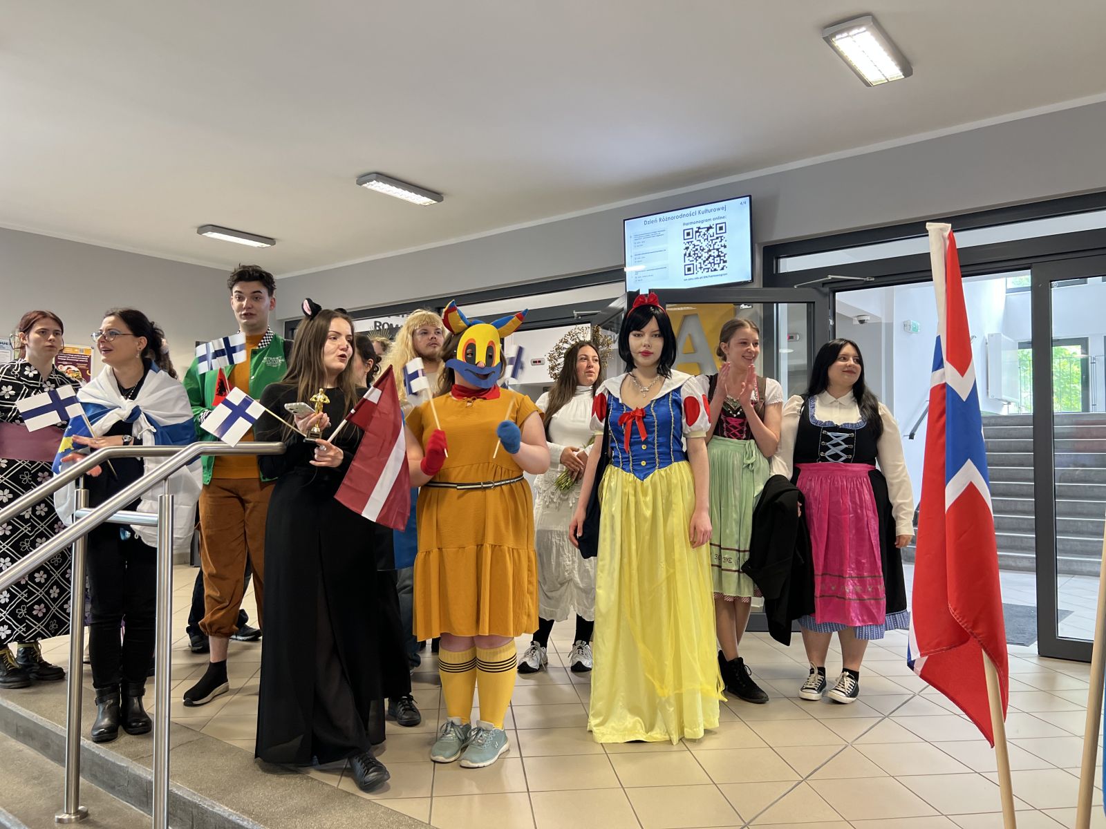 Grupa przebranych uczestników Dnia Różnorodności Kulturowej