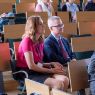 Grupa uczestników konferencji w sali wykładowej.