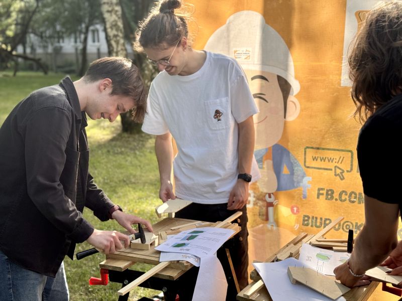 Uczestnicy otwarcia ogrodu, podczas pracy na miejscu.