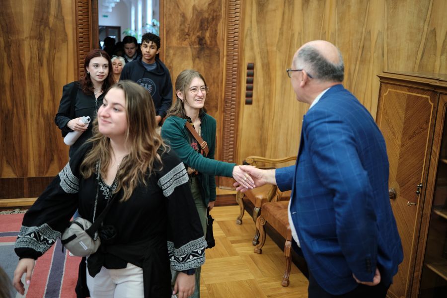 Prorektor wita osoby wchodzące do gabinetu