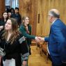 Prorektor wita osoby wchodzące do gabinetu