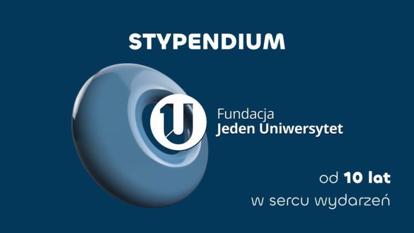 Grafika na granatowym tle promująca stypendium Fundacji „Jeden Uniwersytet”. Po lewej trójwymiarowy pierścień z logo fundacji. Tekst: „STYPENDIUM”, „Fundacja Jeden Uniwersytet”, „od 10 lat w sercu wydarzeń”.
