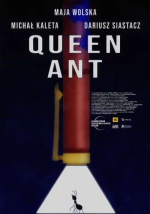 Plakat filmu „Queen Ant” z wizerunkiem latarki oświetlającej mrówkę. Na górze imiona aktorów: Maja Wolska, Michał Kaleta i Dariusz Siastacz. W centralnej części tytuł filmu „Queen Ant”.