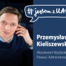 Grafika z hasłem #jestemzUAM. Portret Przemysława Kieliszewskiego, absolwenta Wydziału Prawa i Administracji UAM. Po prawej stronie imię i nazwisko oraz informacja o ukończonym wydziale.