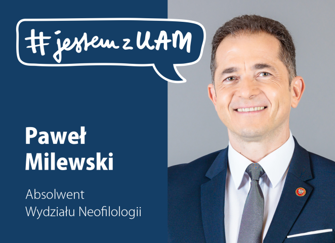 Grafika z serii »#jestemzUAM« – zdjęcie Pawła Milewskiego; informacja, że jest absolwentem Wydziału Neofilologii UAM.