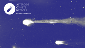Baner wydarzenia „Asteroids Comets Meteors” zapowiada konferencję odbywającą się w Poznaniu w dniach 6–10 lipca 2026; na granatowym tle widnieją dwa jasne komety z długimi smugami oraz biały logotyp wydarzenia w lewym górnym rogu.